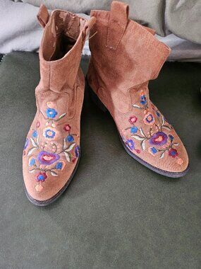 Stylish cowgirl boots 👢